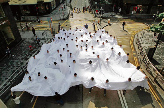 Lygia Pape. Divisor (Divider). 1968-2013. Performance of a Street Performance, Central Hong Kong. Courtesy of The Lab.