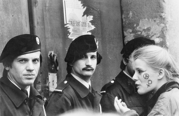 Polizisten und Demonstrantin, um 1980, Foto: Unbekannt