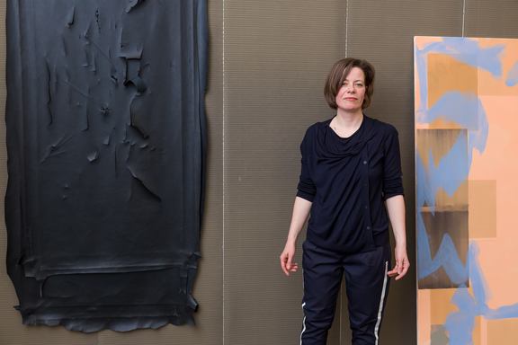 Die Künstlerin Luisa Kasalicky in der Ausstellung ABSTRAKT - SPATIAL  Foto: Kunsthalle Krems/APA-Fotoservice/Ludwig Schedl