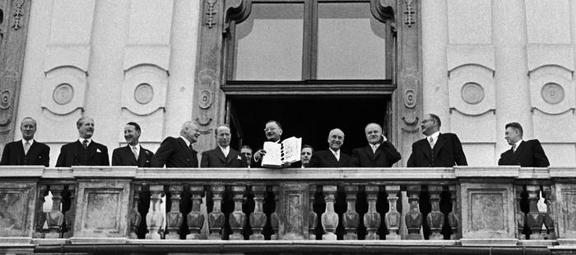 Bundeskanzler Leopold Figl mit Vertretern der Signatarmächte präsentiert den Staatsvertrag vom Balkon des Oberen Belvedere 1955 /© VBK/Lessing