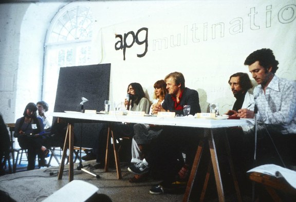 Auf Einladung von Joseph Beuys gaben APG eine Präsentation bei der Honigpumpe auf der Documenta 6 in Kassel, Deutschland, 1977. Von links nach rechts: Barbara Steveni, Nicholas Tresilian, John Latham und Hugh Davies © APG/Tate Archive