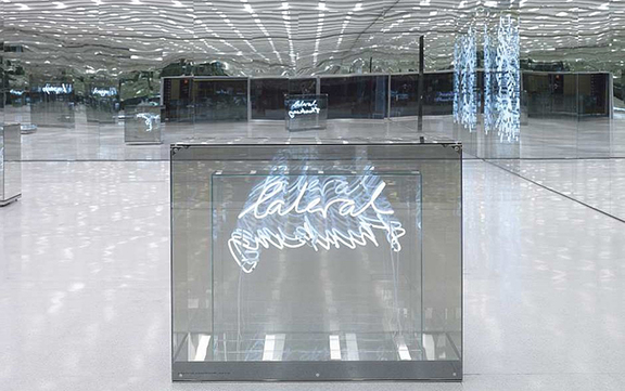 Brigitte Kowanz, Lateral Thinking, 2010, Neon, Spiegel, 120 x 160 x 80 cm, Installationsansicht, Museum Moderner Kunst Stiftung Ludwig Wien