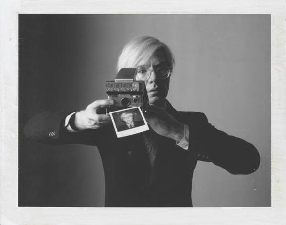 Oliviero Toscani, Andy Warhol with Camera, 1974 Courtesy Fotosammlung OstLicht ? Oliviero Toscani