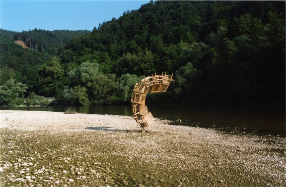 Catrin Bolt Fotoserie Guerilla-Skulpturen (Fluss), 2011 Foto: Catrin Bolt ? Bildrecht, Wien 2015