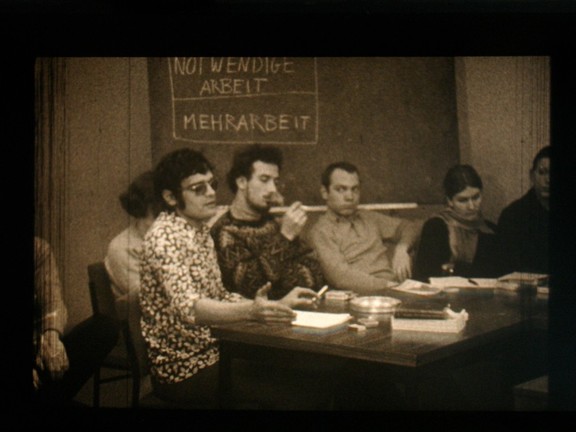 Harun Farocki im Klassenraum; Standbild aus Die Teilung aller Tage (Hartmut Bitomsky und Harun Farocki, 1970)