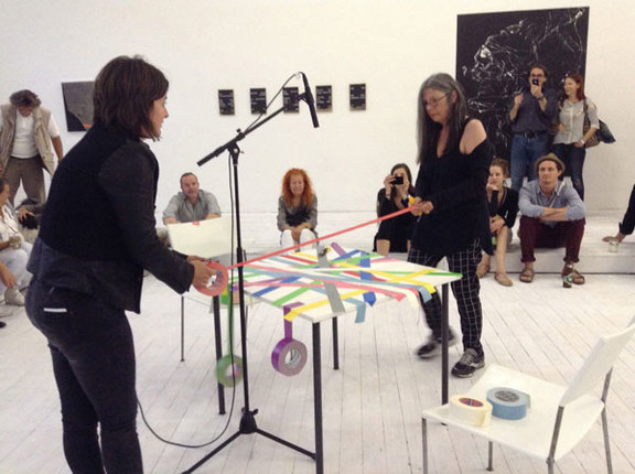 Marina Faust & Sonia Leimer, Für eine Weile, wer weiss wie lange (Performance), 2014, Courtesy die Künstlerinnen, Foto: Alexandra Ötzlinger