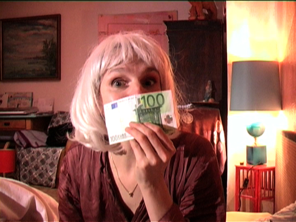  ?Geldscheinschnüffeln?, Still: Die Frau, die Arbeit, die Kunst und das Geld / SI. SI. Klocker, A 2007