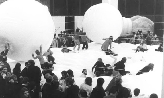 Peter Baum, Haus-Rucker-Co (Aktion im Rahmen der Ausstellung Live im Museum des 20. Jahrhunderts 1970), 1970, ? Peter Baum, Wien