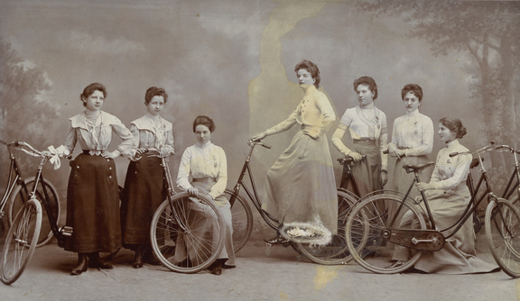 Gruppenporträt mit Fahrrädern, 1900 Fotoatelier Rosa Jenik-Dörfler Ankauf 2013 Sammlung Wien Museum