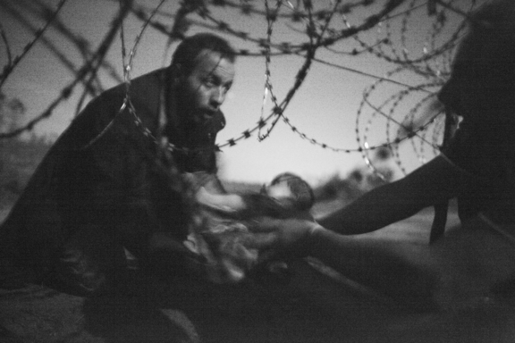 World Press Photo des Jahres 2015 / 1. Preis Fotoserien, Harte Fakten Warren Richardson, Australien Hoffnung auf ein neues Leben, serbisch-ungarische Grenze, 28. August 2015