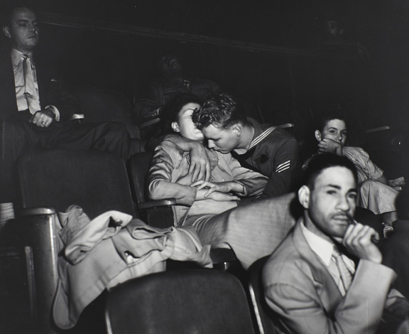 Weegee (1899?1968) Liebe im Kino (Infrarot-Fotografie), Palace Theatre, New York 1945