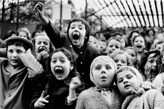 ALFRED EISENSTAEDT (1898?1995) Kinder bei einem Puppenspiel, Paris 1963