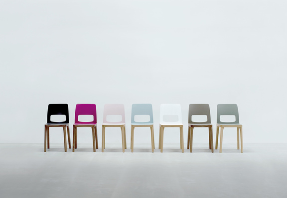 arge2, ST6N / Gestell: Buche, Esche, Eiche oder Nuss. Sitzschale: Sperrholz, farbig lackiert oder Stuhl komplett in Buche oder Esche. Foto © das möbel