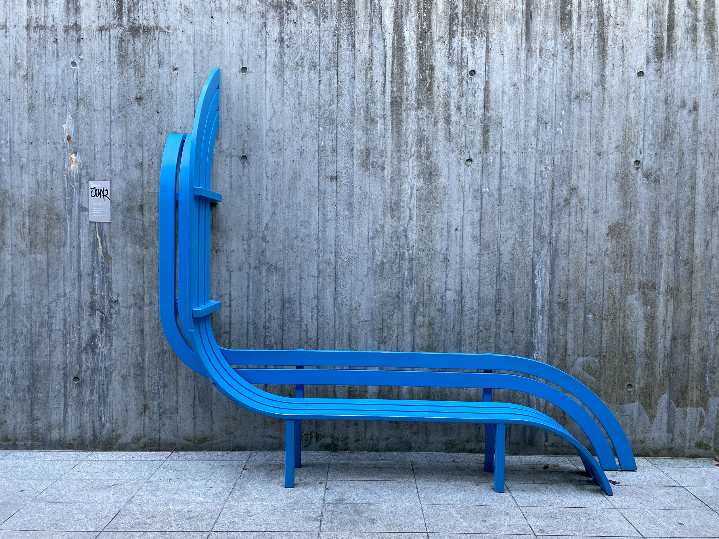 foto.esel.at: Jeppe Hein - Blue Modified Social Bench (NY Carlsberg Fondet for Den Blå Planet, Copenhagen, 14.8.2020)
