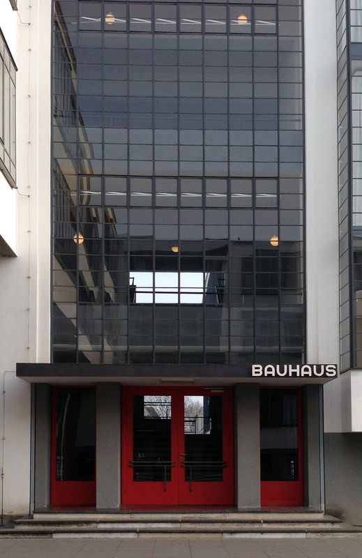 Eingang zum Bauhaus in Desau, Foto © Angelika Schnell