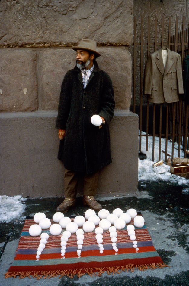 David Hammons, Bliz-aard Ball Sale, 1983. Courtesy Tilton Gallery, New York. Foto: Dawoud Bey