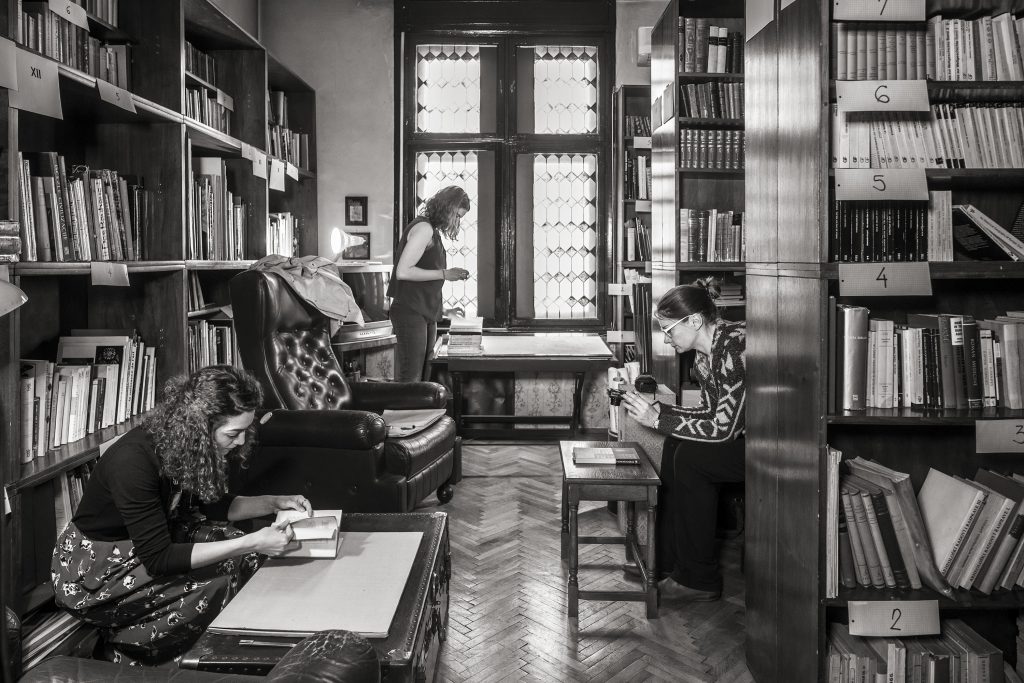 Das Team rund um Jelica Jovanović bei der Bestandsaufnahme der Haus-Bibliothek von Bogdan Bogdanović © Foto: Wolfgang Thaler