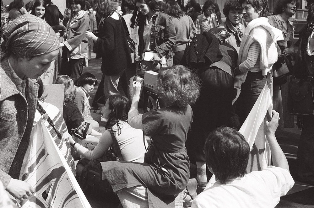 Cathy Bernheim, Delphine Seyrig filmt Où est-ce qu’on se “mai”? während der Demonstration zum 1. Mai 1976 in Paris (Detail), Courtesy Cathy Bernheim