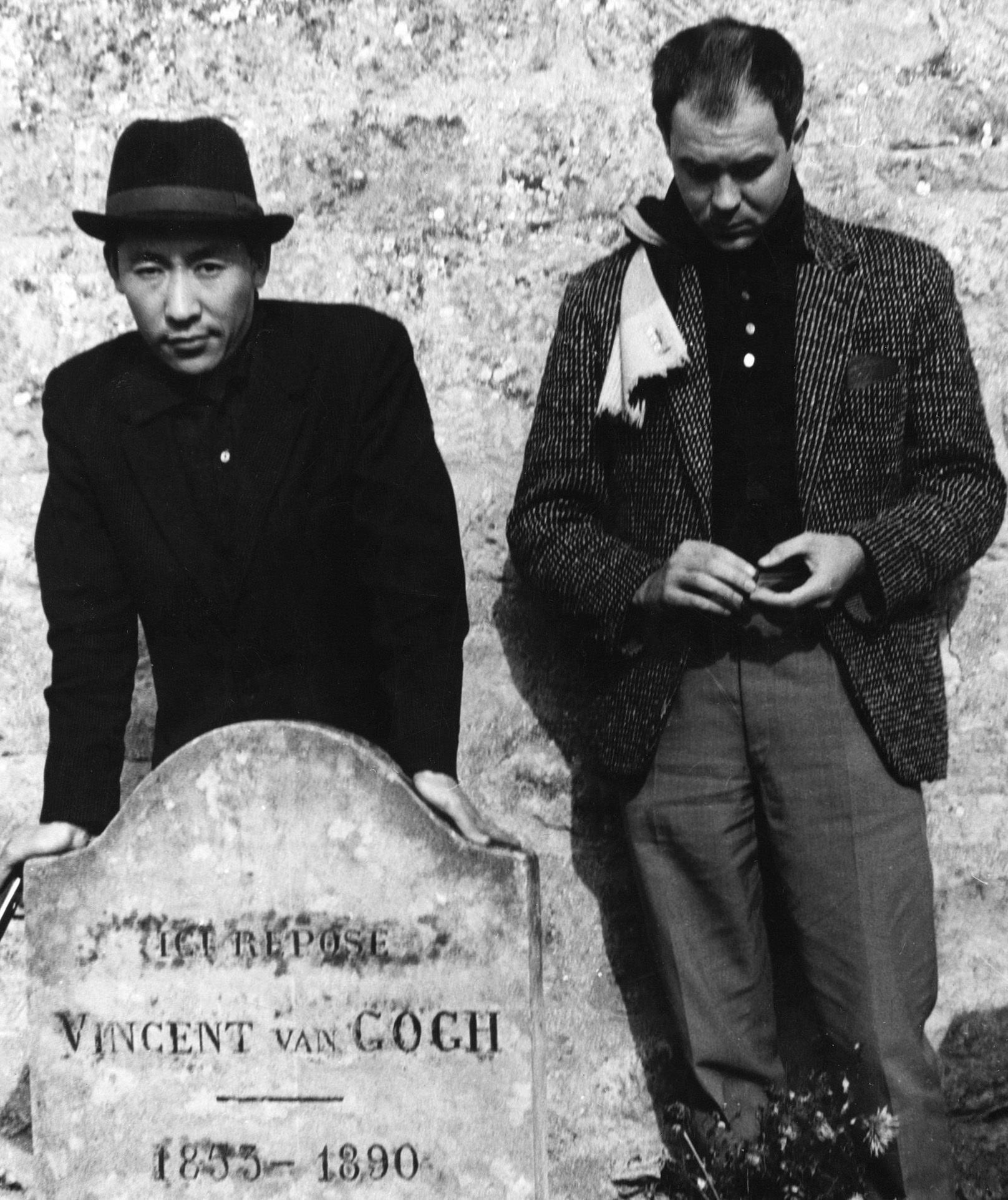 Adolf Frohner mit Park Seo Bo am Grab von Vincent van Gogh, Auvers-sur-Oise, 1961