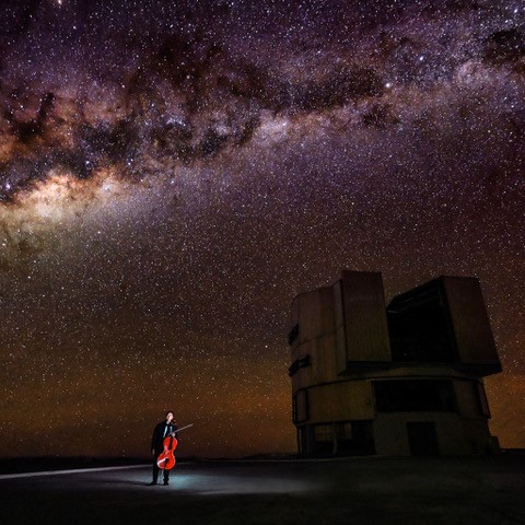 Yo-Yo Ma imEuropean Southern Observatory in Paranal in der Atacama Wüste in Chile © Austin Mann